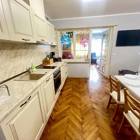 -golden Bird- Two Bedroom Apartment, Super 아파트 부르가스