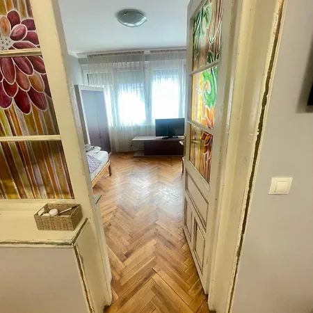 -golden Bird- Two Bedroom Apartment, Super *