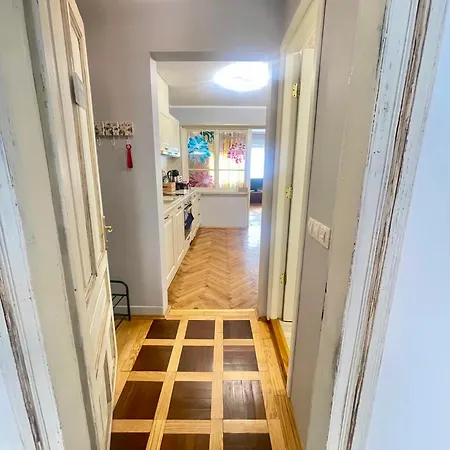 -golden Bird- Two Bedroom Apartment, Super *