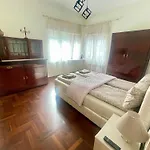 -golden Bird- Two Bedroom Apartment, Super *